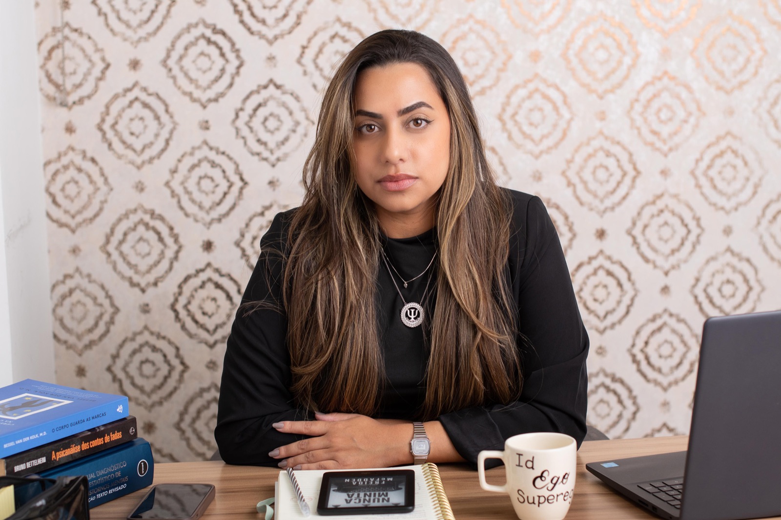 Aline Araujo à mesa de trabalho